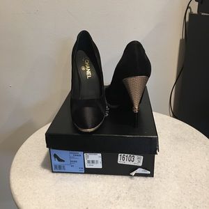 Chanel black suede CC logo gold heel pumps G32233